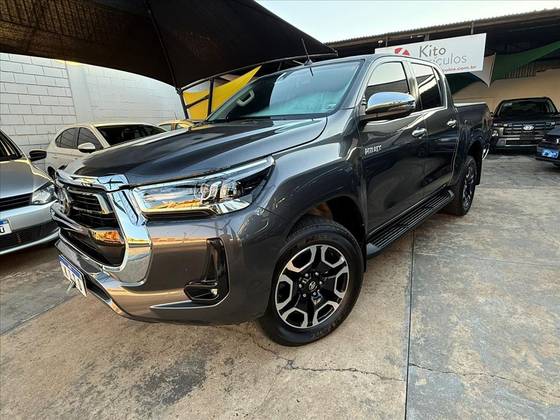 TOYOTA HILUX 2.8 D-4D TURBO DIESEL CD SRX 4X4 AUTOMÁTICO